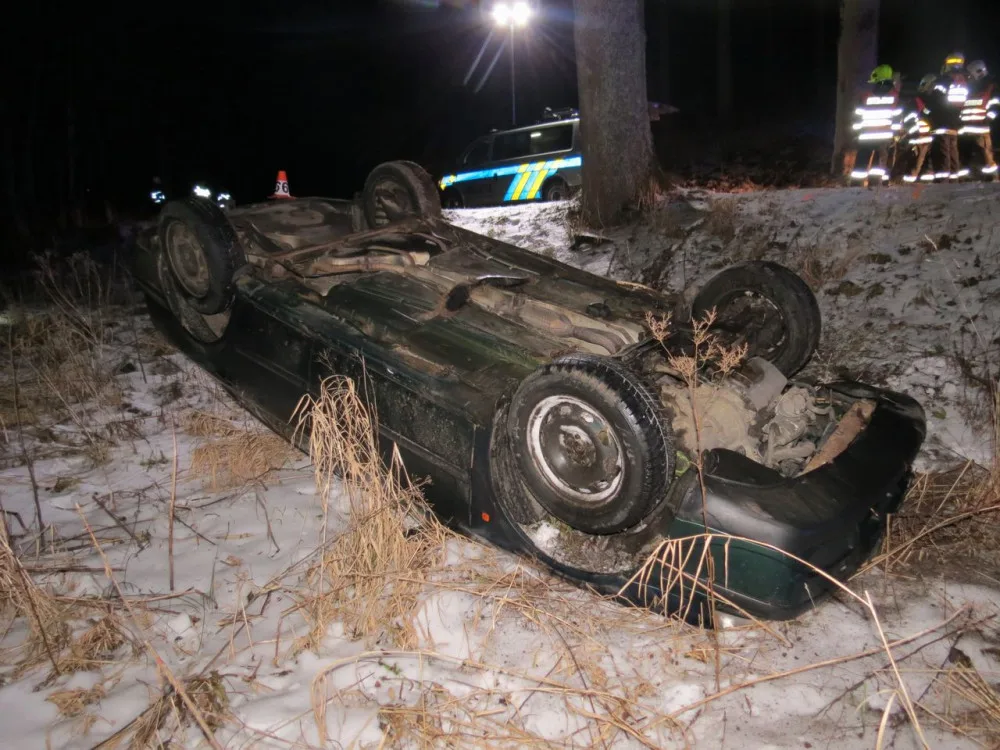 FOTO: Řidič po havárii, při které auto přetočil na střechu, z místa nehody utekl. Auto vzal svému strýci