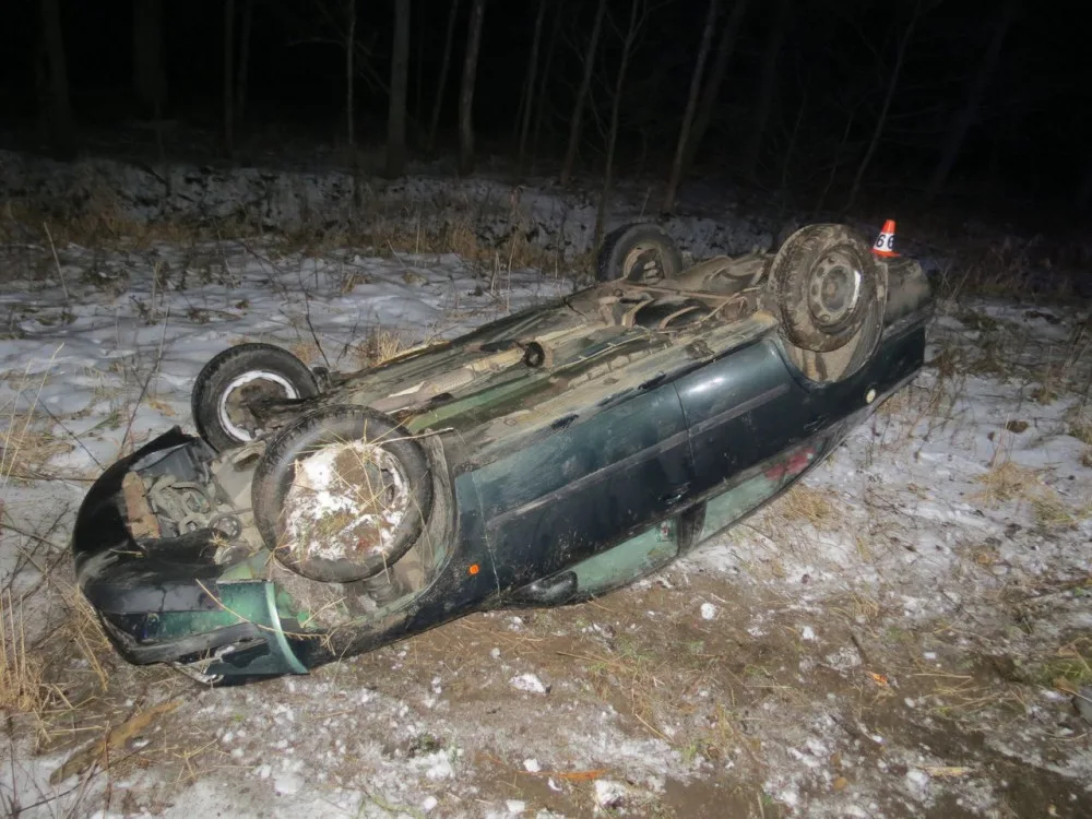 FOTO: Řidič po havárii, při které auto přetočil na střechu, z místa nehody utekl. Auto vzal svému strýci