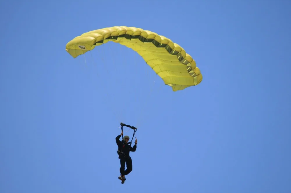 Paraglidista se u Milenova zapletl s padákem do stromů, vyprostit ho museli hasiči