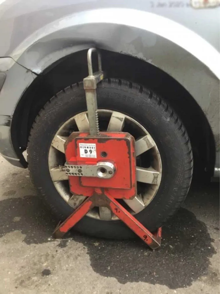Nepozorný řidič se rozjel i s botičkou a poškodil si auto