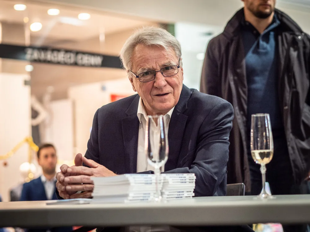 FOTO/VIDEO: Hejtman v Šantovce pokřtil svou knihu, patrony byli trenéři Brückner s Uličným i premiér Babiš