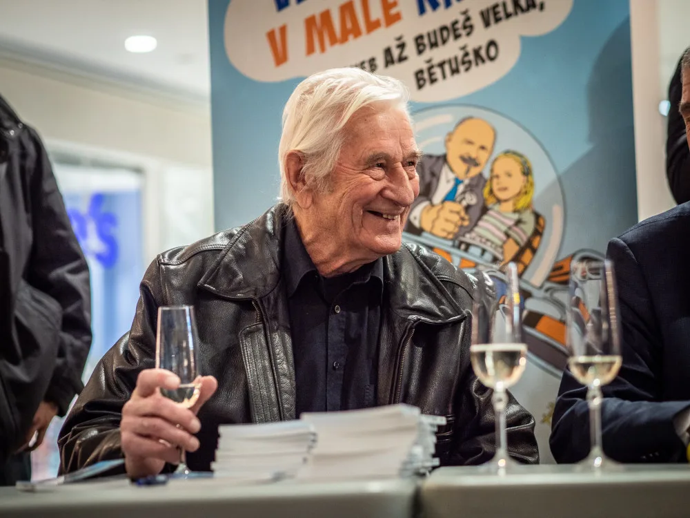 FOTO/VIDEO: Hejtman v Šantovce pokřtil svou knihu, patrony byli trenéři Brückner s Uličným i premiér Babiš