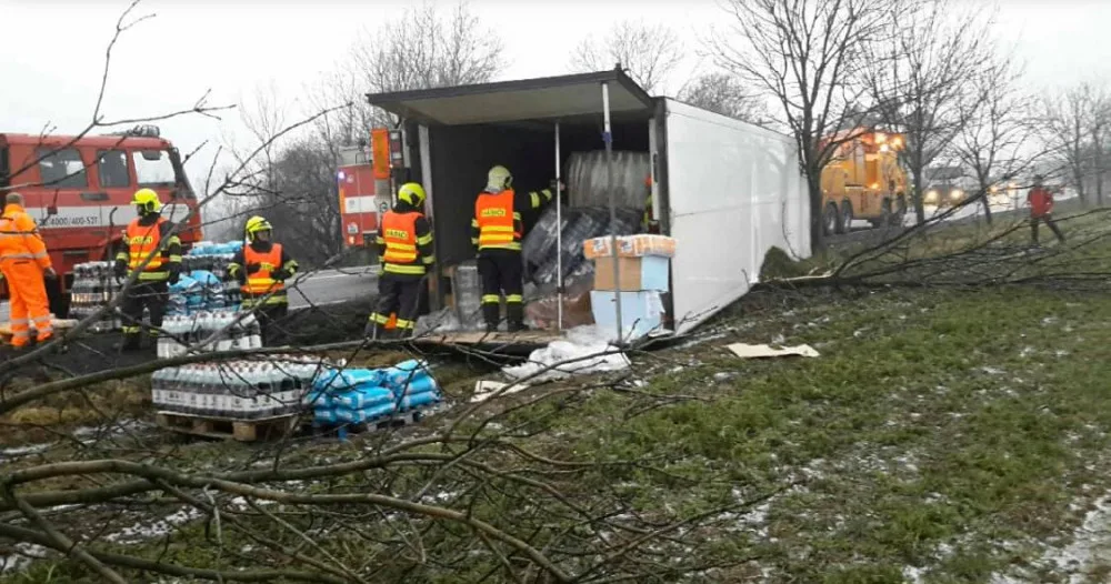 AKTUALIZOVÁNO: Silnice I/35 je po nehodě kamionu již zprůjezdněna
