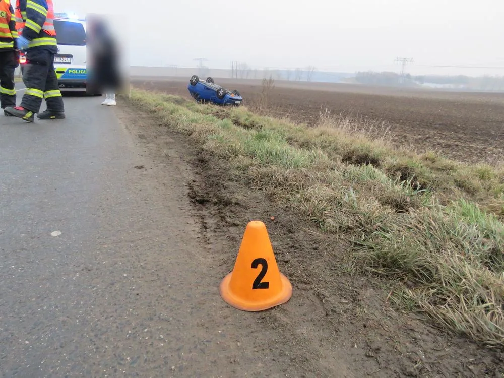 FOTO: Dvacetiletá řidička nezvádla ve velké rychlosti zatáčku a skončila s autem v poli