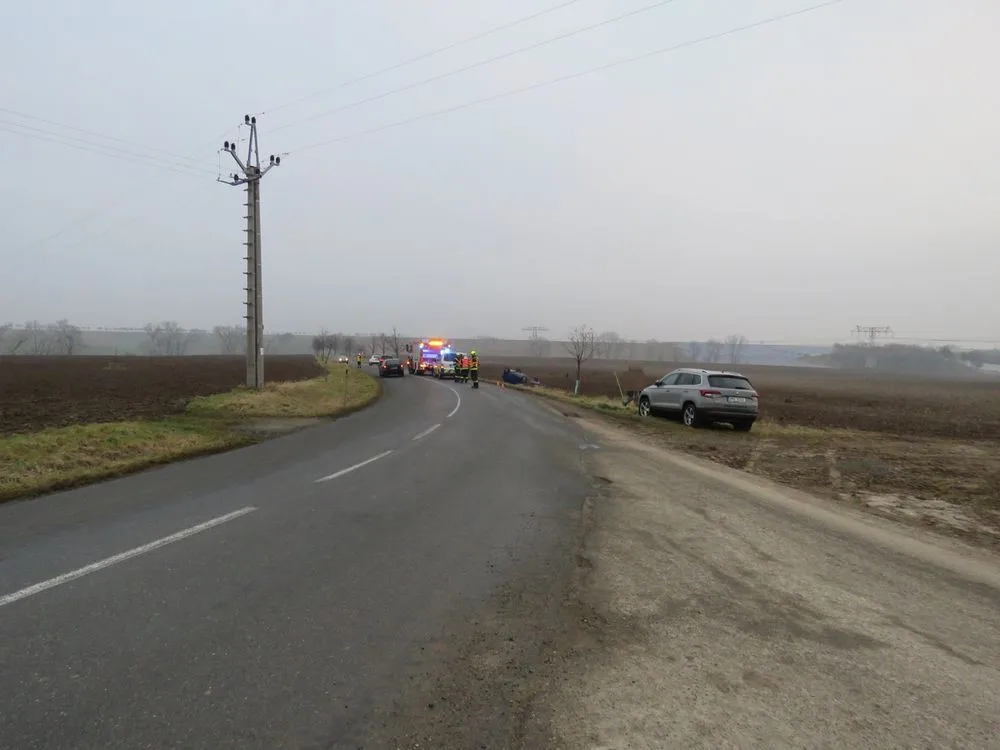 FOTO: Dvacetiletá řidička nezvádla ve velké rychlosti zatáčku a skončila s autem v poli