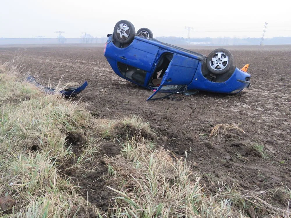 FOTO: Dvacetiletá řidička nezvádla ve velké rychlosti zatáčku a skončila s autem v poli