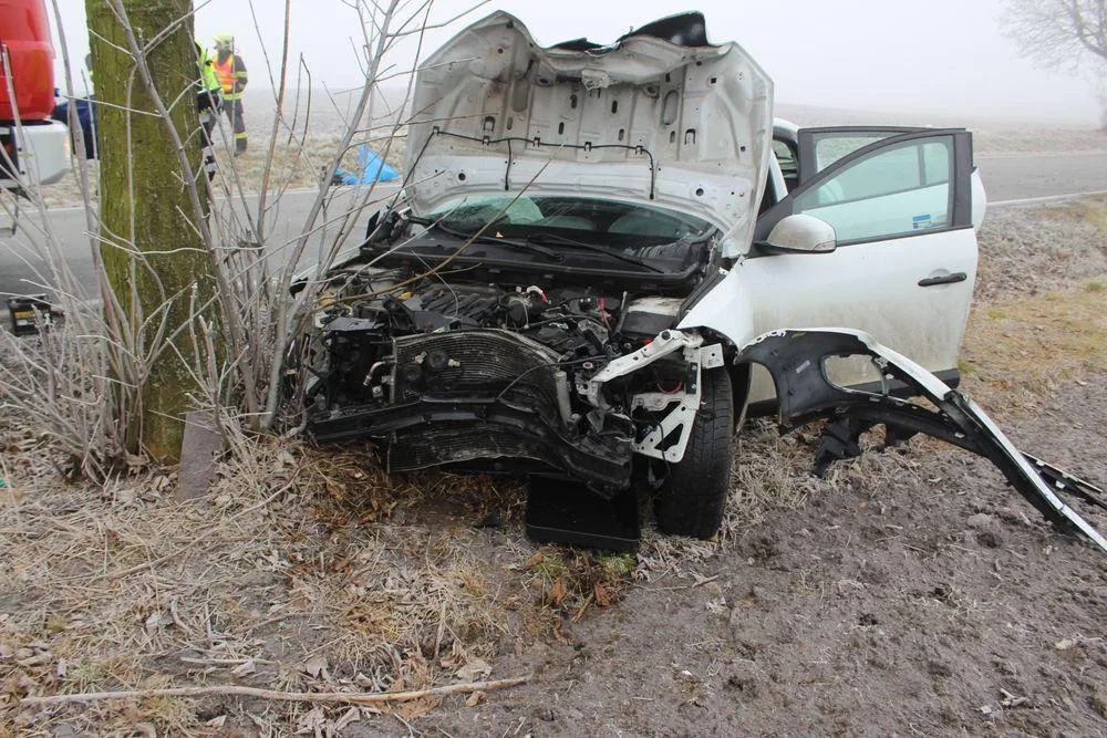 Řidiči na Prostějovsku bourali v důsledku smyku. Padaly značky a popelnice