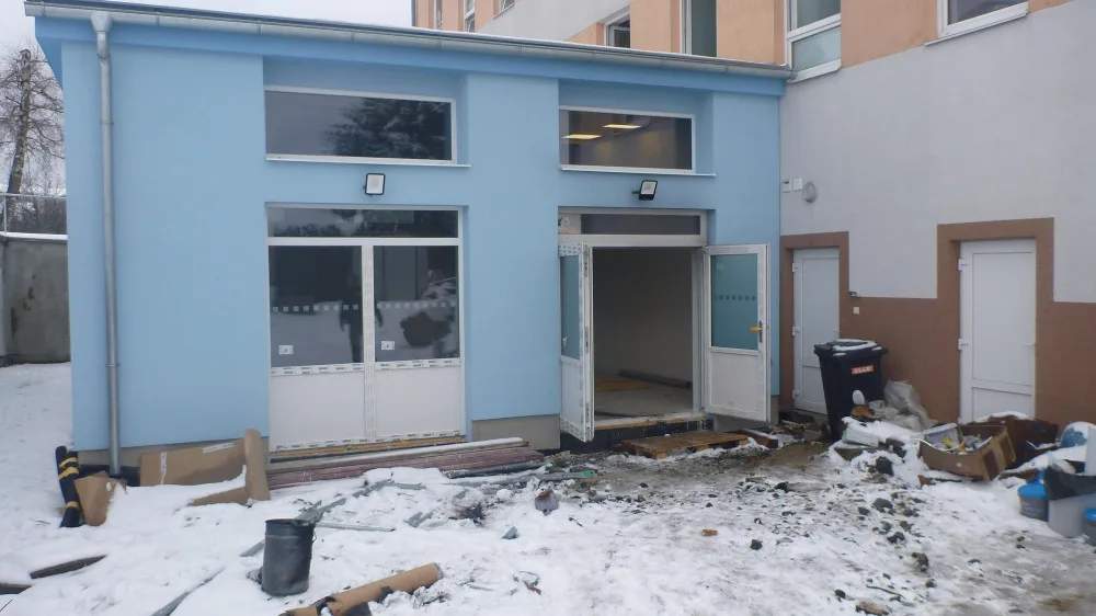 FOTO: Hasiči kvůli požáru na škole evakuovali přes padesát dětí a dvanáct učitelů