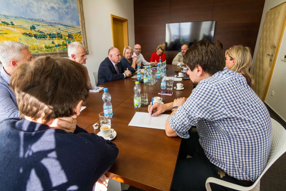 Lidé z Náměště na Hané jednali s hejtmanem o plánované výstavbě domu pro hendikepované