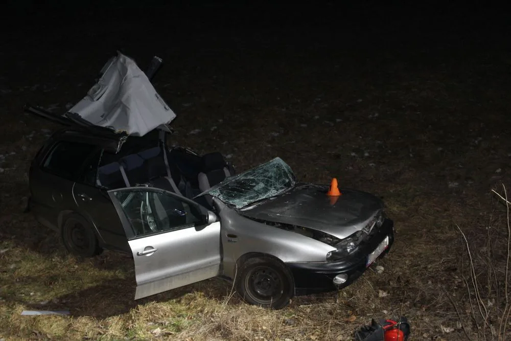 FOTO: Dvaadvacetiletá řidička nezvládla zatáčku, s autem narazila do stromu a skončila v poli