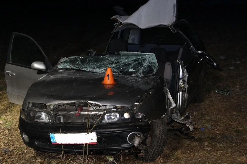 FOTO: Dvaadvacetiletá řidička nezvládla zatáčku, s autem narazila do stromu a skončila v poli