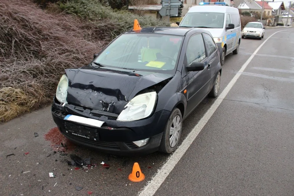 FOTO: Seniorka nedobrzdila a narazila do cisterny před ní