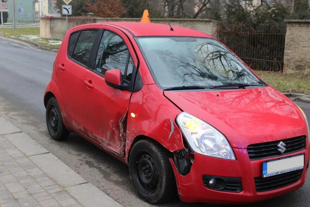 Při řízení nezvládla zatáčku a poškodila auto i zábradlí