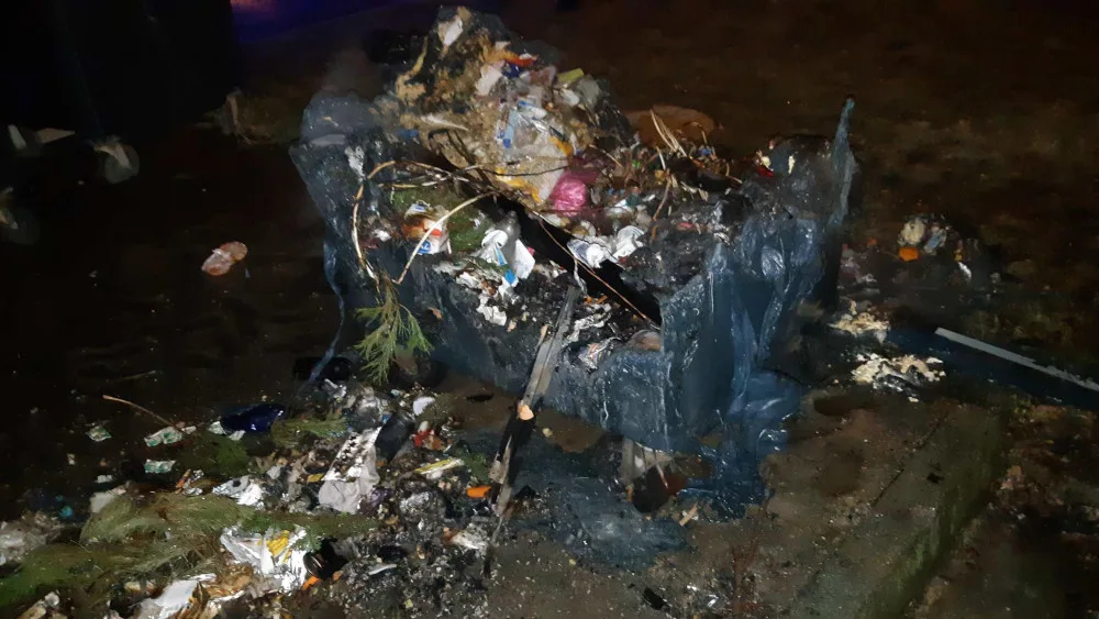 FOTO: Vandal zapálil kontejnery a způsobil škodu téměř za 10 tisíc korun