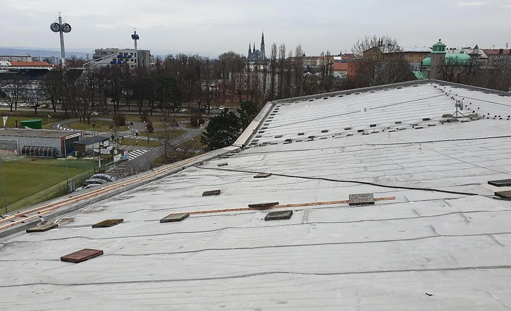 FOTO: Olomoucký bazén zůstává zavřený. Hasiče silný vítr zaměstnával i včera
