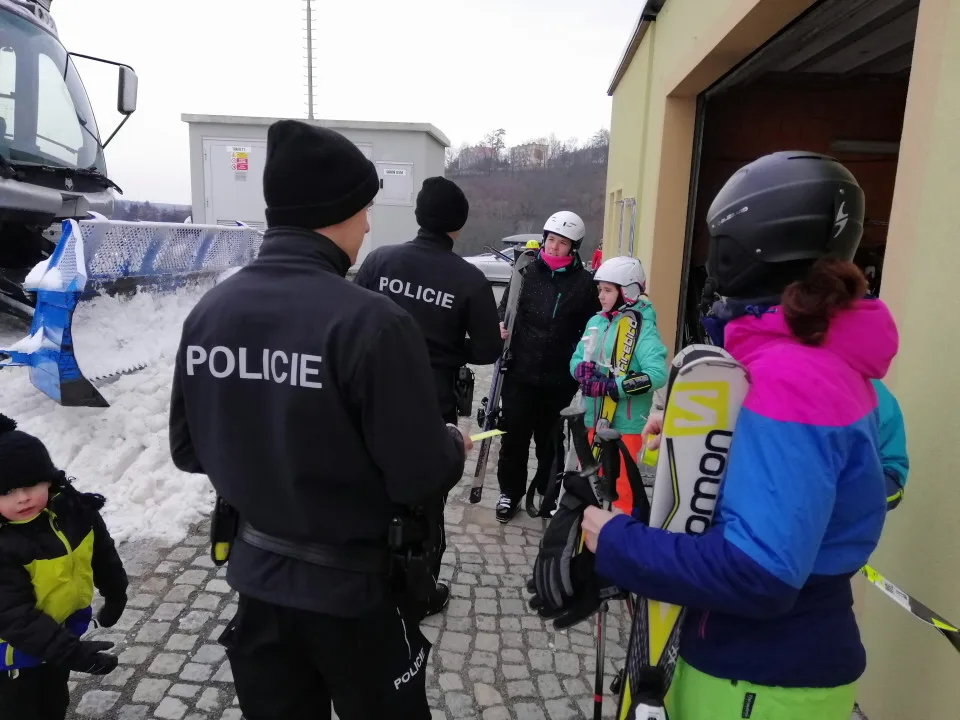 FOTO: Ve Ski areálu Hlubočky proběhla preventivní akce Policie ČR. Zaměřila se na krádeže