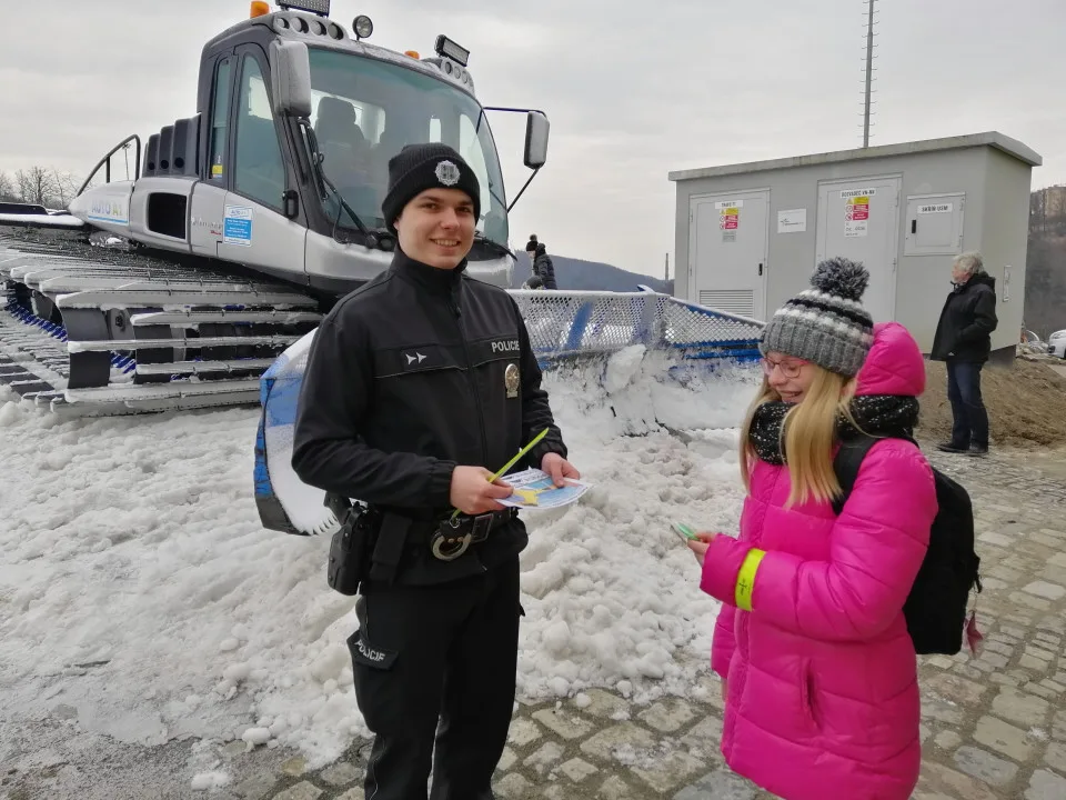 FOTO: Ve Ski areálu Hlubočky proběhla preventivní akce Policie ČR. Zaměřila se na krádeže