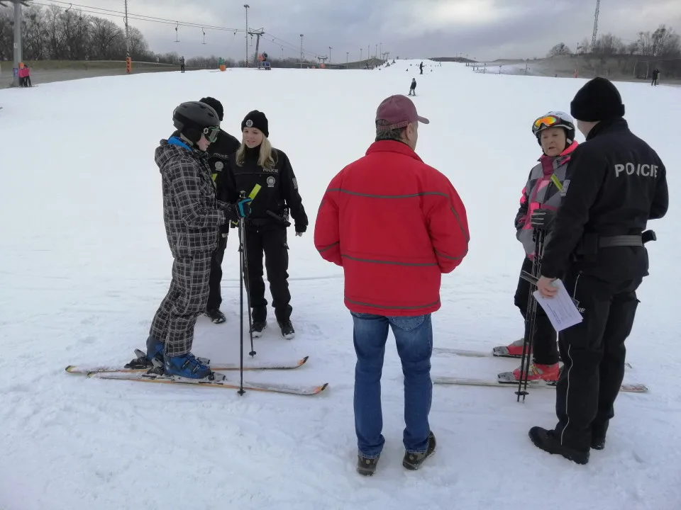 FOTO: Ve Ski areálu Hlubočky proběhla preventivní akce Policie ČR. Zaměřila se na krádeže