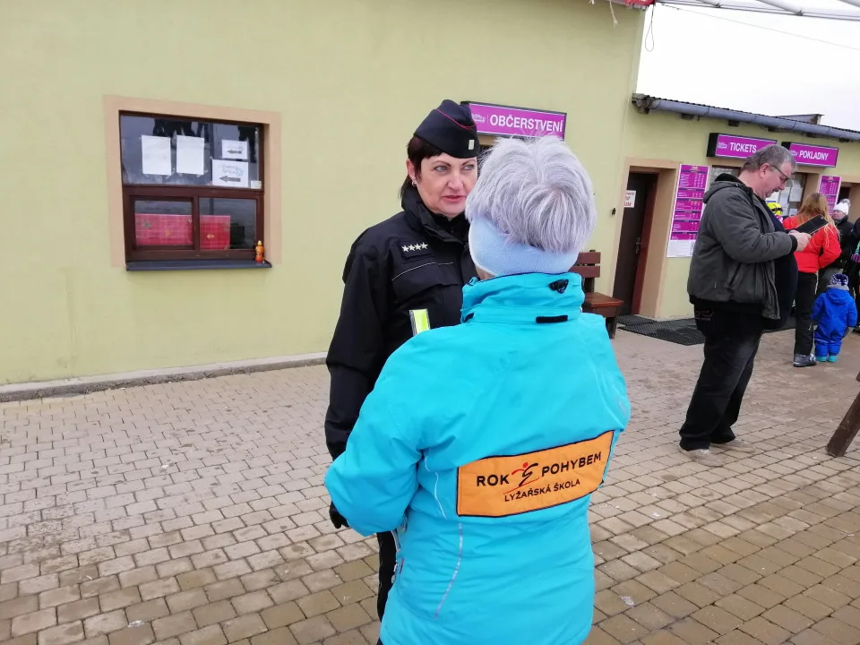 FOTO: Ve Ski areálu Hlubočky proběhla preventivní akce Policie ČR. Zaměřila se na krádeže