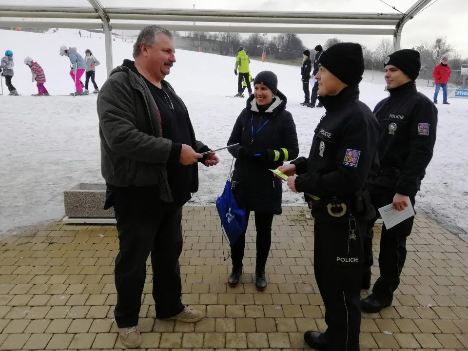 FOTO: Ve Ski areálu Hlubočky proběhla preventivní akce Policie ČR. Zaměřila se na krádeže