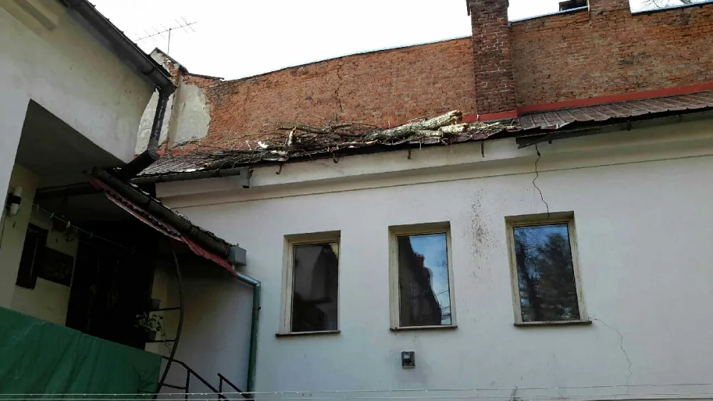 FOTO/VIDEO: Hasiči i dnes pokračují v likvidaci škod po silném větru, evidují desítky výjezdů