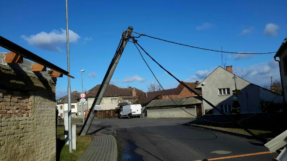 FOTO/VIDEO: Hasiči i dnes pokračují v likvidaci škod po silném větru, evidují desítky výjezdů