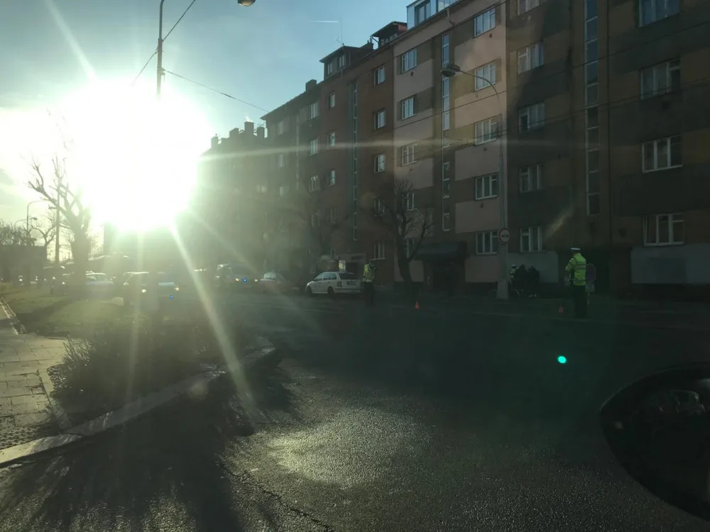 Na Masaryčce dnes ráno došlo ke střetu auta s cyklistou. Ten byl se zraněním převezen do nemocnice