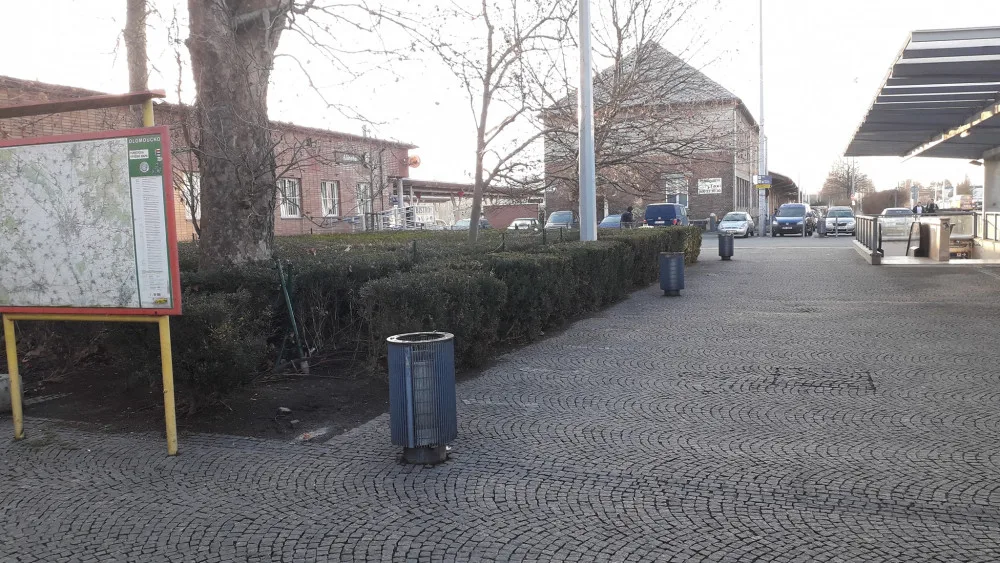 Město nechalo odstranit lavičky v prostoru přednádraží. Sedávali na nich převážně bezdomovci