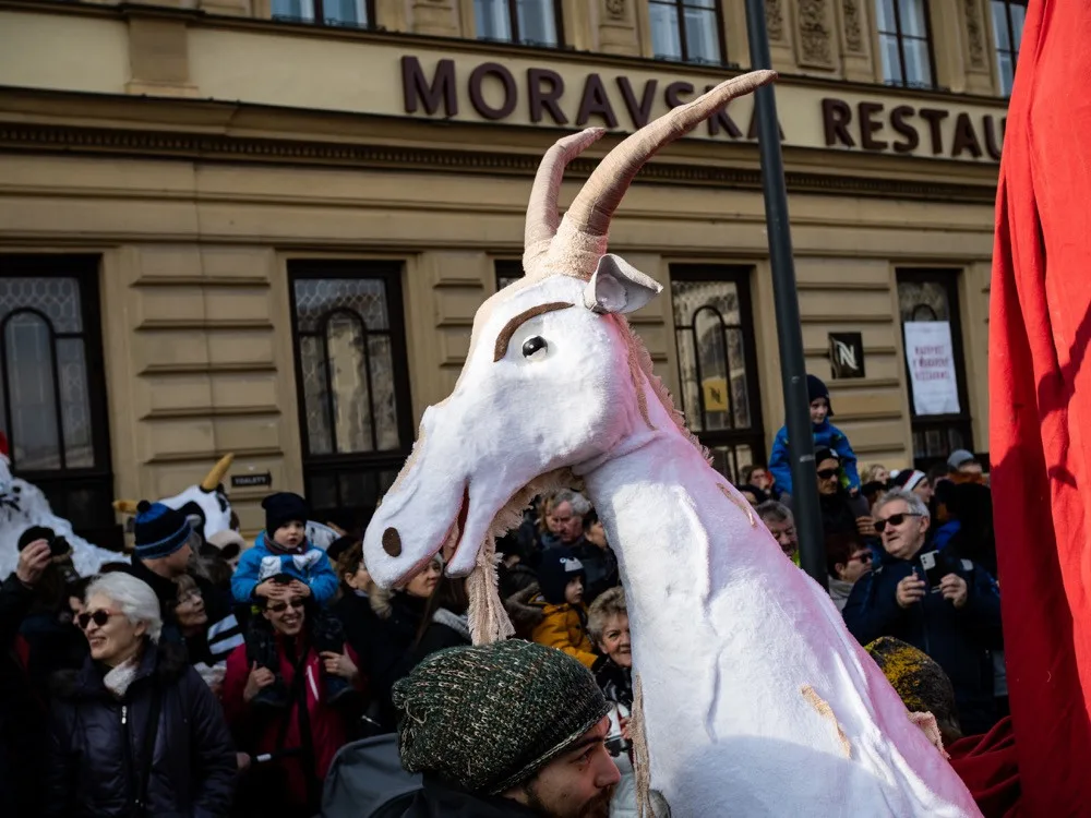 FOTOGALERIE: Olomouckým náměstím prošel druhý masopustní průvod