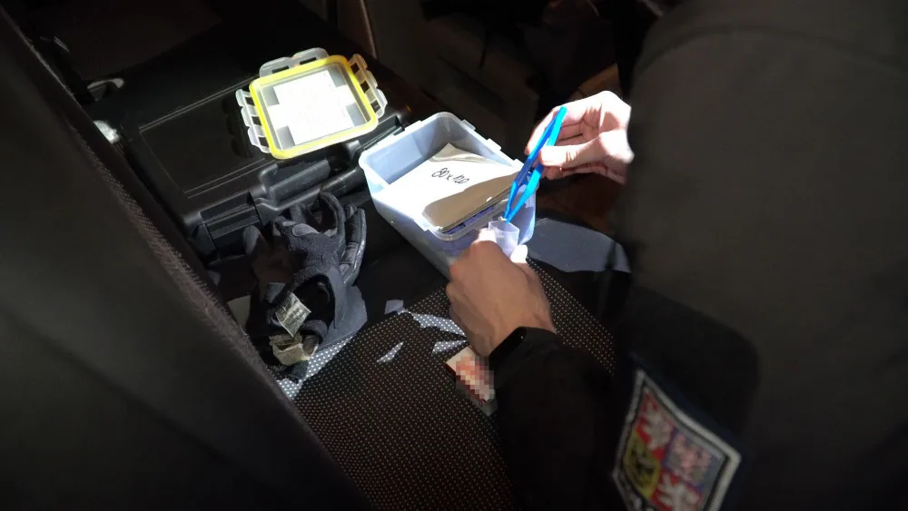 FOTO: Při bezpečnostní akci zaměřené na držení drog policisté a celníci přistihli téměř čtyřicet osob