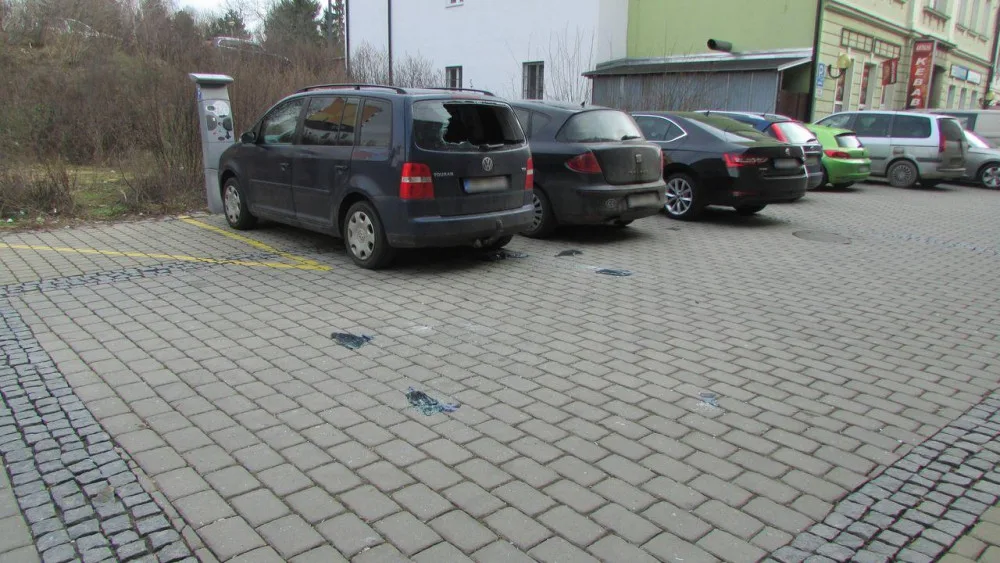 Opilý mladík v Šumperku poškozoval zaparkovaná auta a napadl policistu