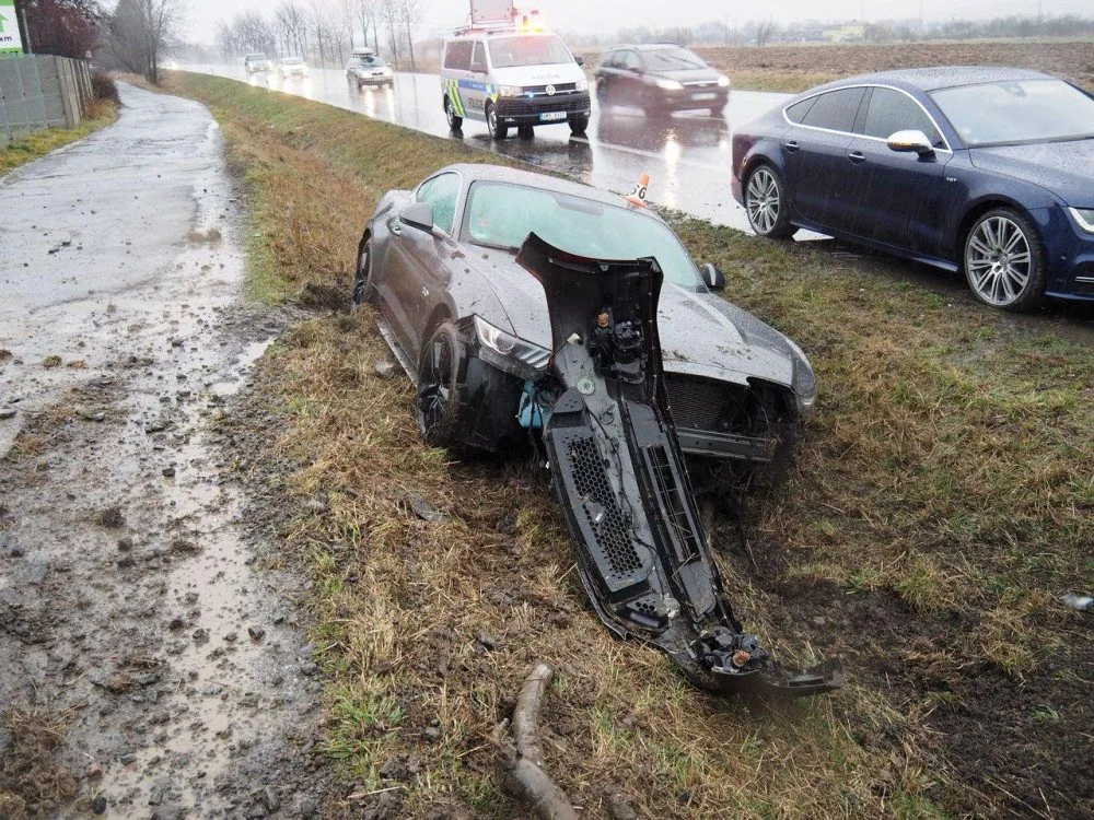 S autem vjel do protisměru a skončil v příkopu. Škoda vyjde na 300 tisíc