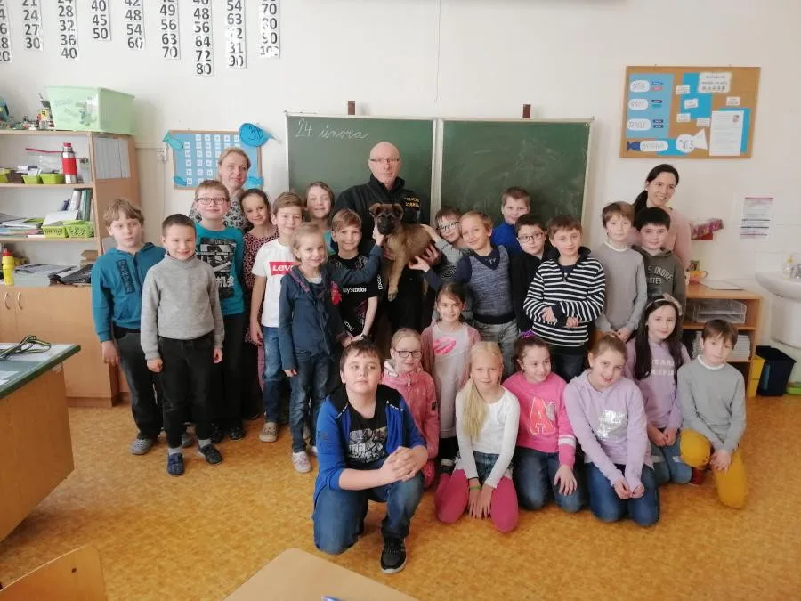 FOTO: Olomoucké prvňáky navštívil nováček z policejní smečky