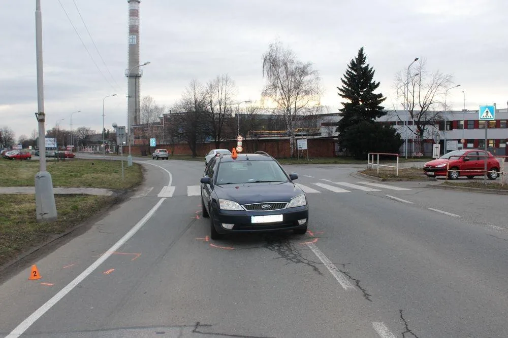 Opilého muže srazilo na přechodu auto. Chodec nadýchal přes tři promile alkoholu