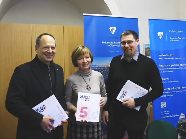 Novou učebnici představili prorektor Martin Kudláček, odborná garantka Darina Hradilová z katedry bohemistiky FF a ředitel Vydavatelství UP Aleš Prstek.