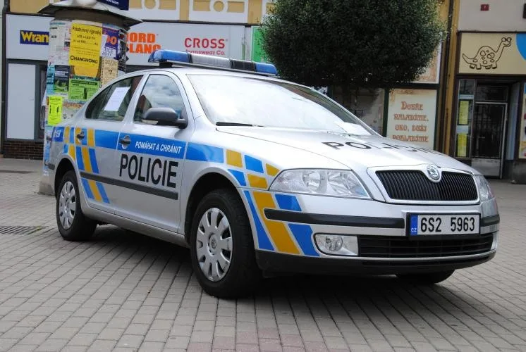 size4-15749365758665-124-policie