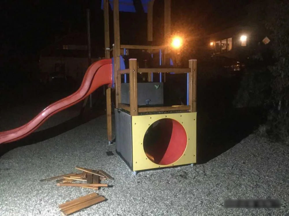 Vandal zdemoloval dětské hřiště na Svatém Kopečku