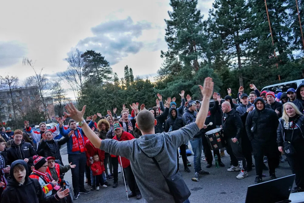 FOTO: Na hokej nemohli, i přesto přišli. Fanoušci Mory fandili u obrazovek před stadionem