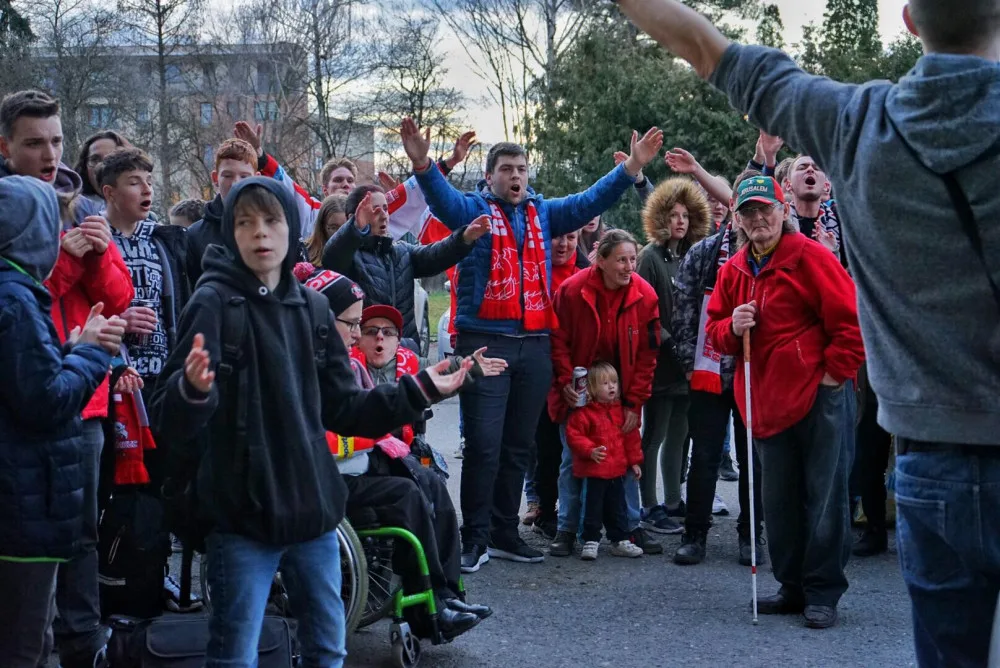 FOTO: Na hokej nemohli, i přesto přišli. Fanoušci Mory fandili u obrazovek před stadionem