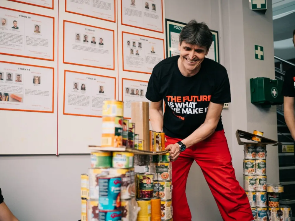 Inženýři ze společnosti Honeywell vytvořili v rámci soutěže Design to donate 3D tiskárnu pomocí plechovek. Pomůže olomoucké potravinové bance