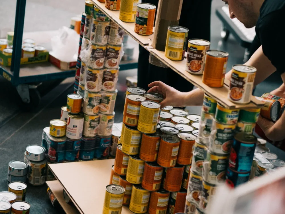 Inženýři ze společnosti Honeywell vytvořili v rámci soutěže Design to donate 3D tiskárnu pomocí plechovek. Pomůže olomoucké potravinové bance