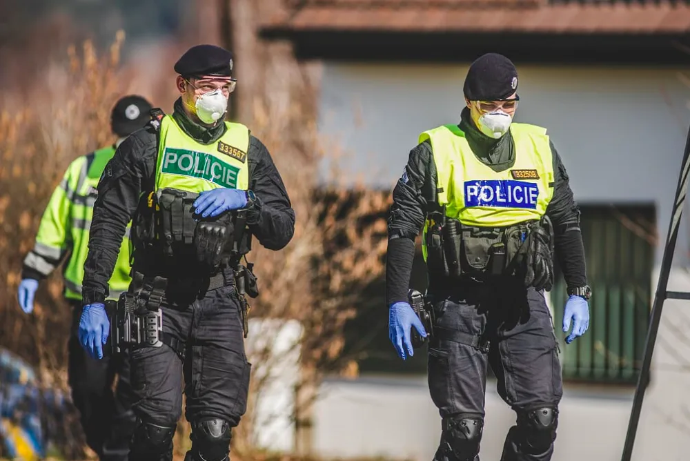 Uzavřenou oblast Litovle střeží na 22 stanovištích 160 policistů