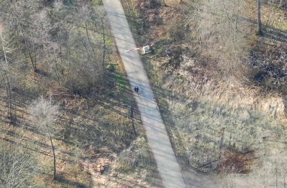 VIDEO: Uzavřenou oblast Litovle a okolí střeží policie i letecky, hledají nezodpovědné prchající občany