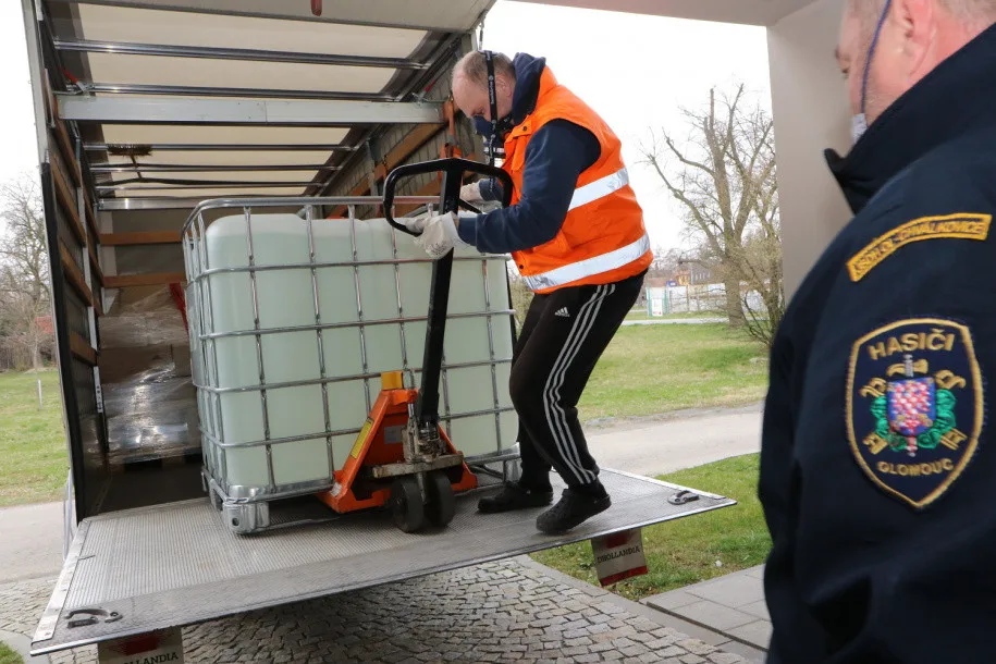 Do Olomouce přivezli zásilku 2000 litrů dezinfekčního prostředku