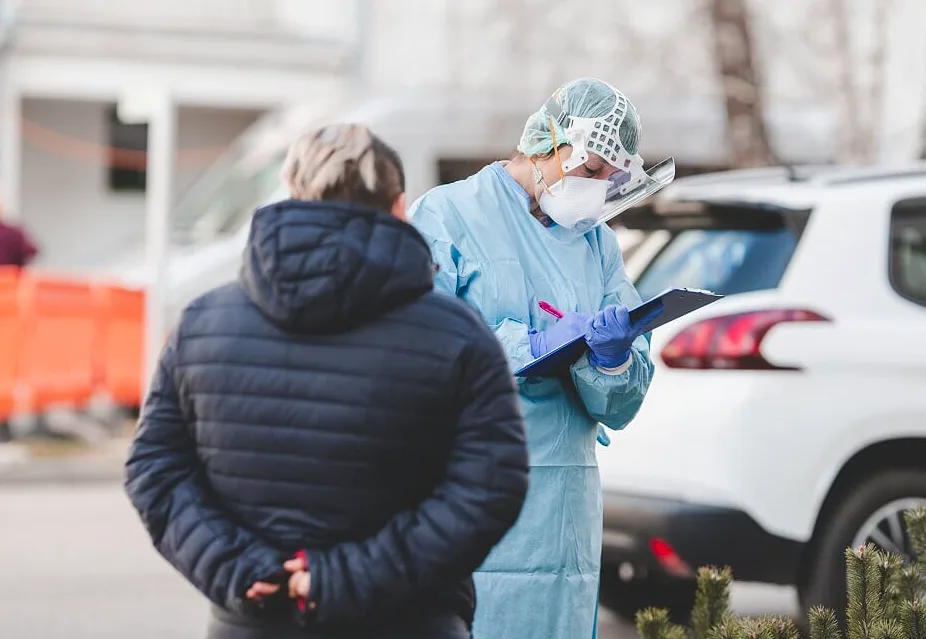 Zemřeli další dva pacienti s koronavirem, obětí už je třináct