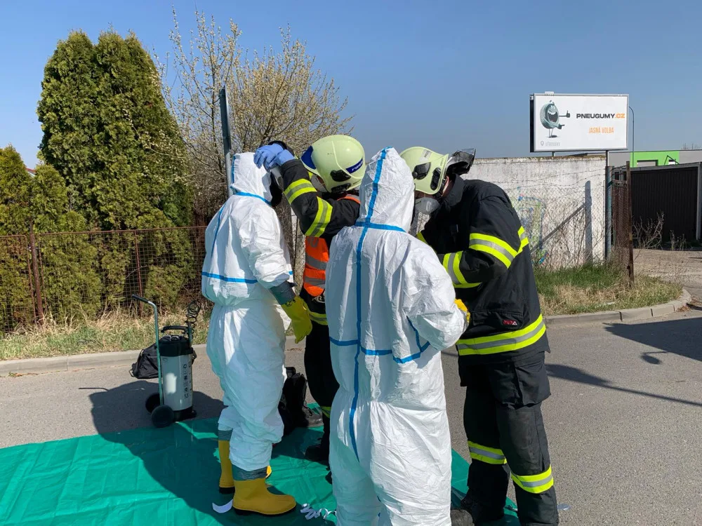 FOTO: Prostějovští hasiči dekontaminovali odběrové stany