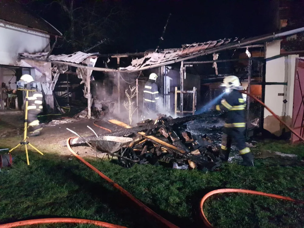FOTO/VIDEO: Požár hospodářského stavení způsobil škodu přes půl milionu