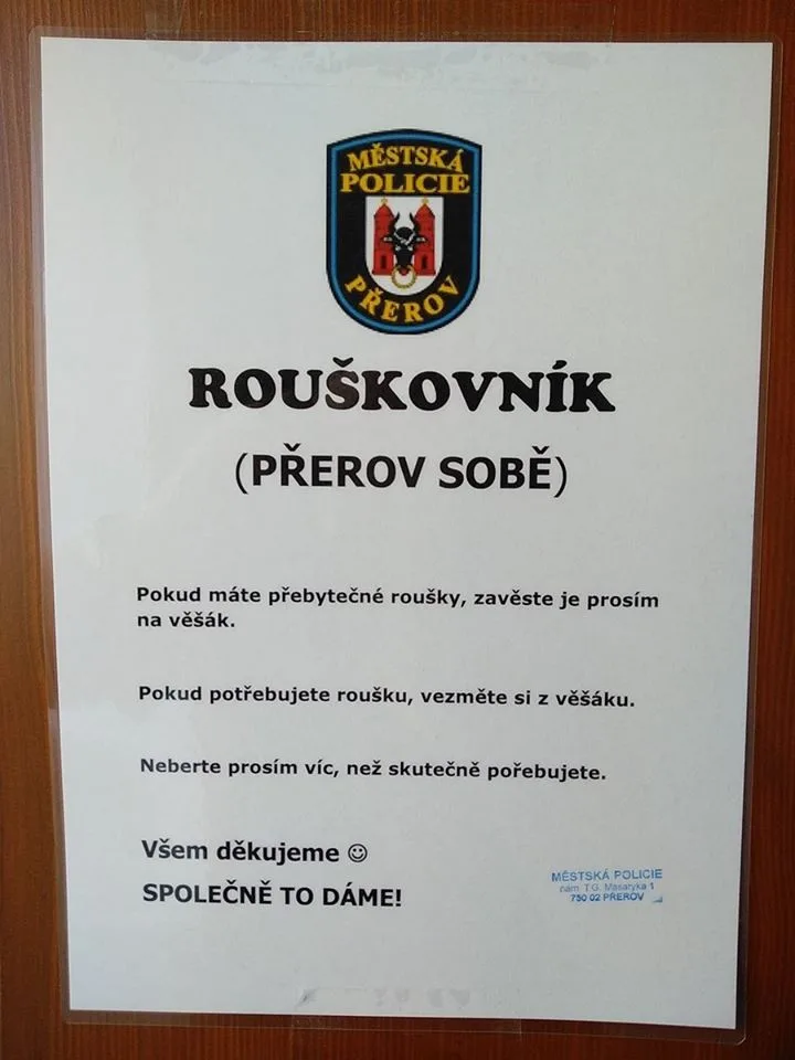 Do rouškové banky Městské policie šijí plavčíci i úředníci