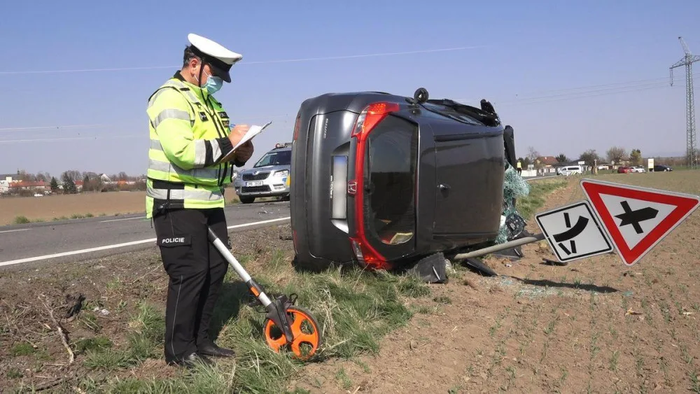 VIDEO: Zběsilý řidič  pronásledovaný policií po cestě několikrát boural. Plnou rychlostí naboural do protijedoucího auta