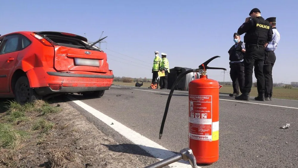 VIDEO: Zběsilý řidič  pronásledovaný policií po cestě několikrát boural. Plnou rychlostí naboural do protijedoucího auta